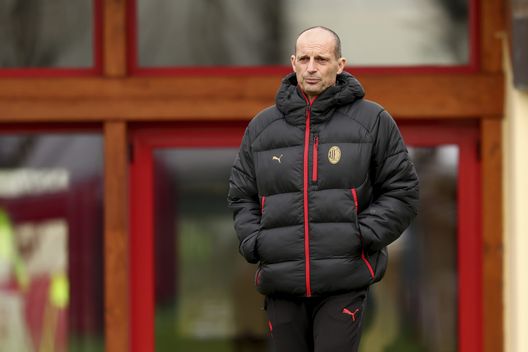 CAIRATE, ITALY - FEBRUARY 16: Massimiliano Allegri Head coach of AC Milan looks on during an AC Milan Training Session at Milanello on February 16, 2026 in Cairate, Italy. (Photo by Giuseppe Cottini/AC Milan via Getty Images) Allegri: la sua capacità di riuscire ad isolare la squadra dalle polemiche- immagine 4