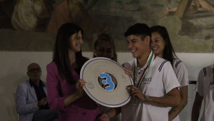 FOTO Napoli Femminile, presentata la nuova maglia per la Serie A: si chiama #Sirena - immagine 1