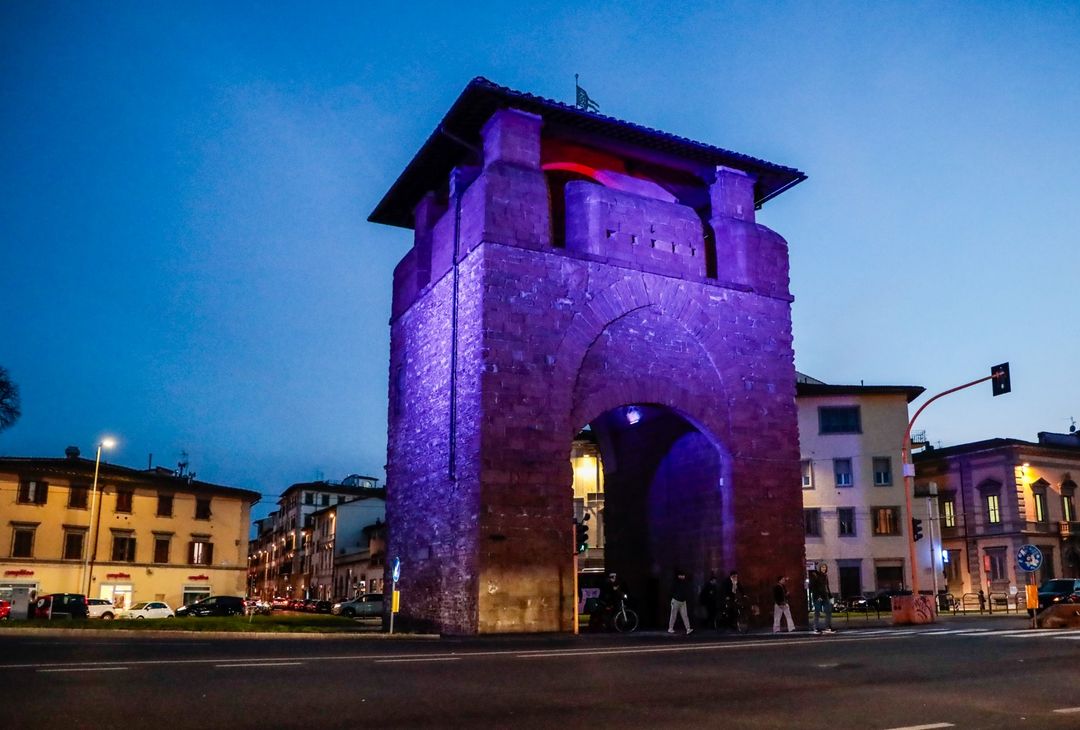 FOTO VN – Firenze ricorda Commisso: tutte le porte della città diventano viola- immagine 1