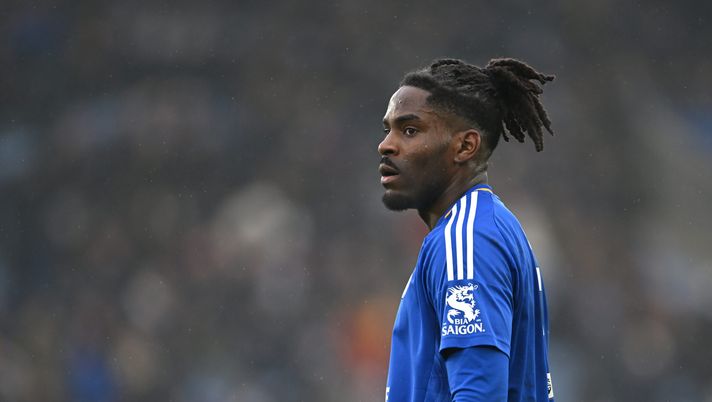 LEICESTER, ENGLAND - FEBRUARY 15: Caleb Okoli of Leicester in action during the Premier League match between Leicester City FC and Arsenal FC at The King Power Stadium on February 15, 2025 in Leicester, England. (Photo by Michael Regan/Getty Images) L’agente di Okoli sull’interessamento del Milan: “Qualcosa di vero c’è, ma…” - immagine 1