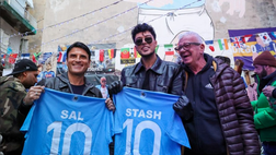 GALLERY Sal da Vinci e Stash, visita al murale di Maradona prima del Festival