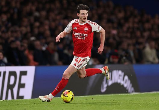 Declan Rice dell’Arsenal controlla il pallone durante la partita di Premier League tra Chelsea e Arsenal allo Stamford Bridge il 30 novembre 2025 a Londra, Inghilterra. (Foto di Ryan Pierse/Getty Images) Declan Rice out per infortunio: l’Arsenal perde un pezzo fondamentale- immagine 2