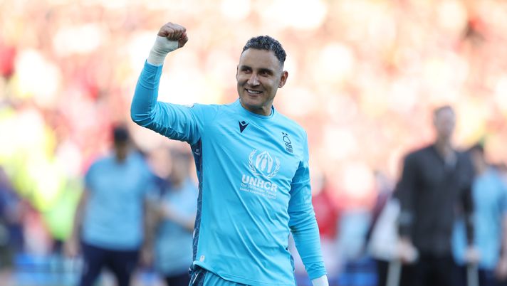 NOTTINGHAM, ENGLAND - MAY 20: Keylor Navas of Nottingham Forest celebrates after the team's victory, which confirms their place in the Premier League for the next season during the Premier League match between Nottingham Forest and Arsenal FC at City Ground on May 20, 2023 in Nottingham, England. (Photo by Catherine Ivill/Getty Images) Clamoroso Monza, colpo di scena: salta Gollini, arriverà Keylor Navas - immagine 1