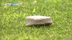 Norvegia, tifosi lanciano fishcake per contestare il Var e gara sospesa