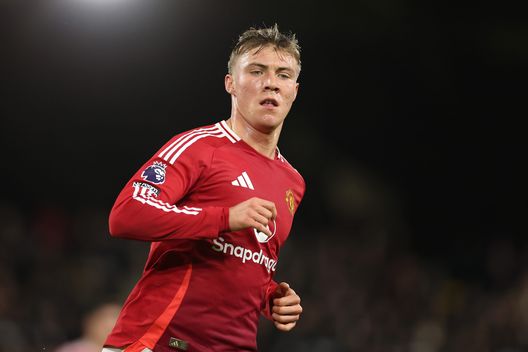 LONDON, ENGLAND - JANUARY 26: Rasmus Højlund of Manchester United in action during the Premier League match between Fulham FC and Manchester United FC at Craven Cottage on January 26, 2025 in London, England. (Photo by Richard Heathcote/Getty Images)