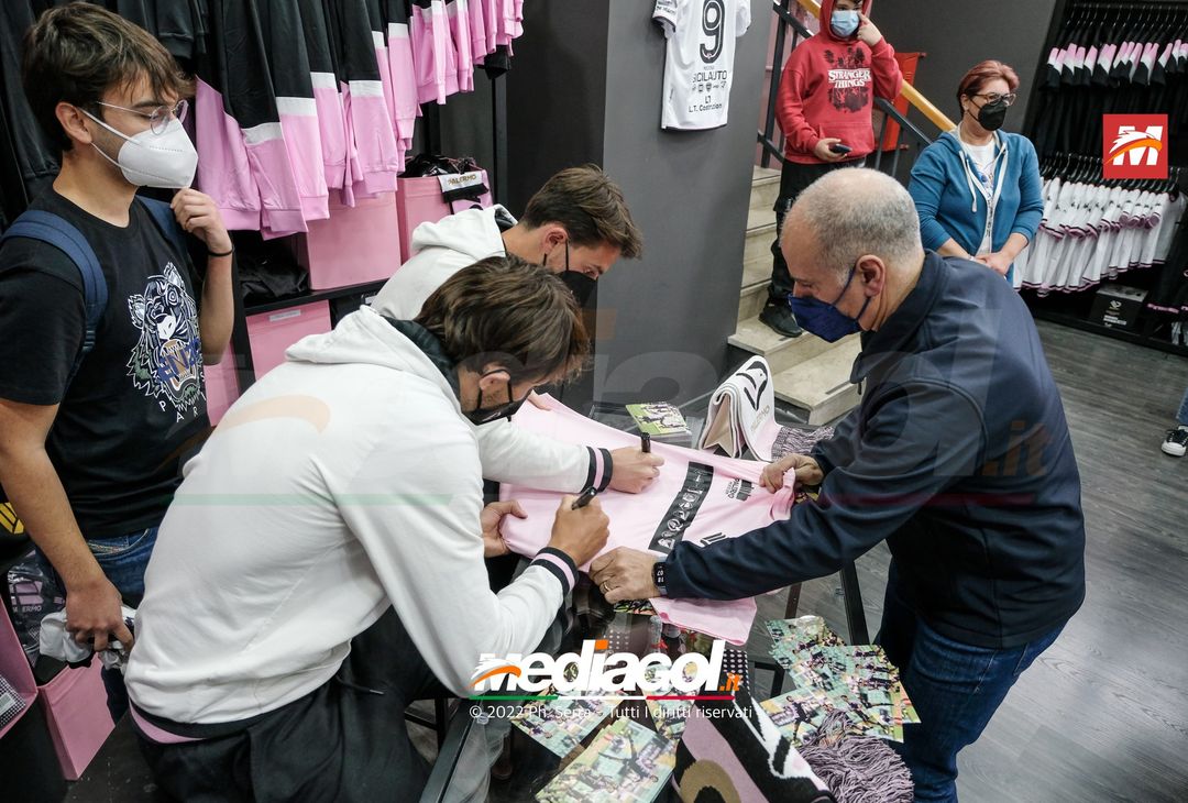 FOTO Palermo: Brunori e Soleri incontrano i tifosi allo Store Ufficiale. La gallery - immagine 29