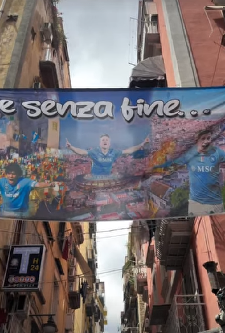 GALLERY Lady McTominay visita al murale di Maradona: spunta anche McFratm - immagine 2