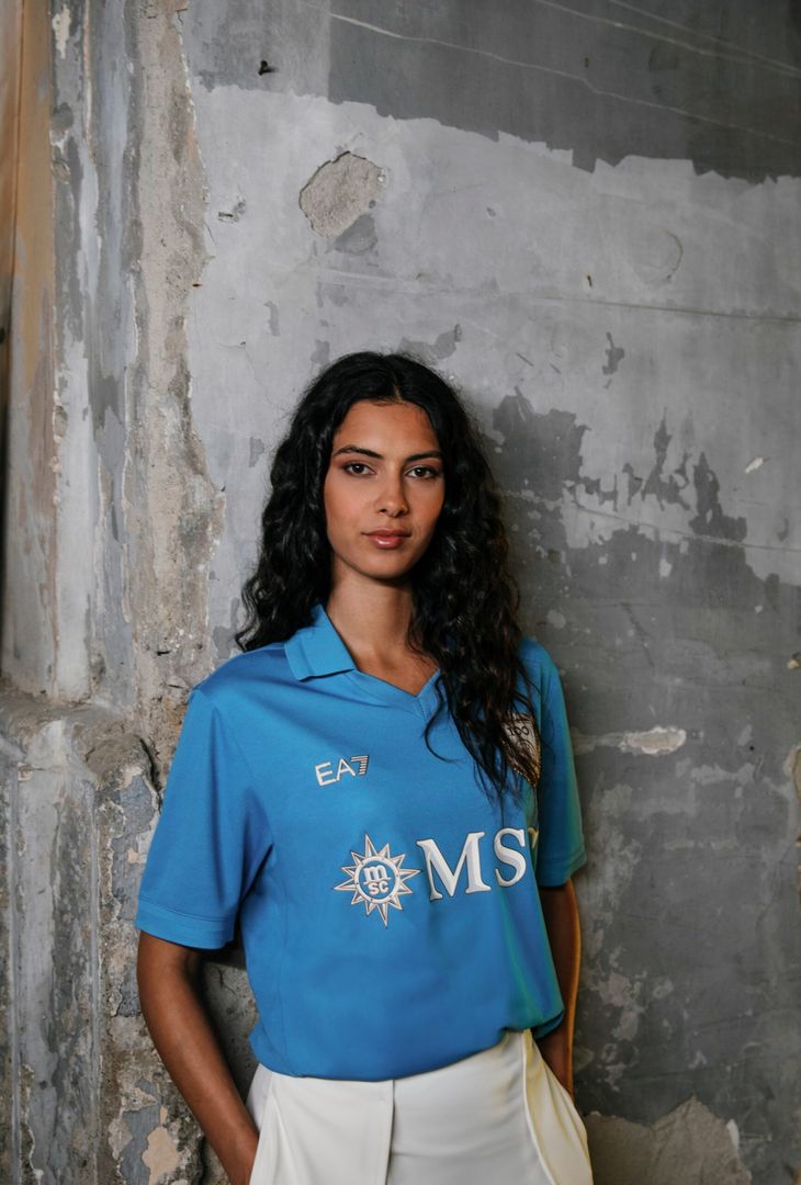 “Bellezza senza tempo!”, il Napoli esalta la nuova maglia per il Centenario – GALLERY - immagine 3