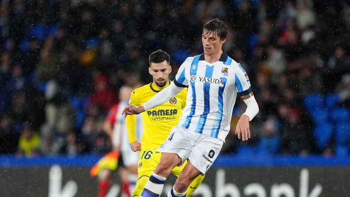SAN SEBASTIAN, SPAIN - FEBRUARY 23: Robin Le Normand of Real Sociedad battles for possession with Alex Baena of Villarreal CF during the LaLiga EA Sports match between Real Sociedad and Villarreal CF at Reale Arena on February 23, 2024 in San Sebastian, Spain. (Photo by Juan Manuel Serrano Arce/Getty Images) L’Atletico cambia pelle. Per sostituire Savic c’è un ex obiettivo viola - immagine 1