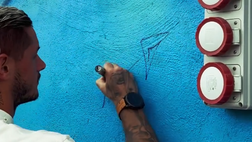 Mazzocchi autografa un bellissimo murale a lui dedicato