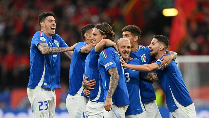DORTMUND, GERMANY - JUNE 15: Nicolo Barella of Italy (hidden) celebrates scoring his team's second goal with teammates during the UEFA EURO 2024 group stage match between Italy and Albania at Football Stadium Dortmund on June 15, 2024 in Dortmund, Germany. (Photo by Claudio Villa/Getty Images for FIGC) Europei, l’Italia piega l’Albania 2-1: gol di Bastoni e Barella. Assist per Pellegrini - immagine 1