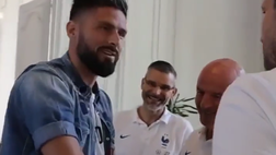 Giroud narra i suoi minuti da portiere: “Ho ancora un ematoma” | VIDEO