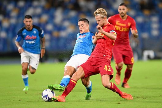 NAPLES, ITALY - AUGUST 31: Giacomo Raspadori of Napoli is challenged by Morten Hjulmand of US Lecce during the Serie A match between SSC Napoli and US Lecce at Stadio Diego Armando Maradona on August 31, 2022 in Naples, Italy. (Photo by Francesco Pecoraro/Getty Images)