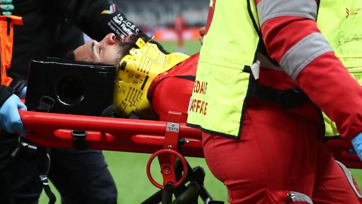 Infortunio per Loftus-Cheek: esce in barella durante Milan-Parma. Forte trauma, ma rimasto cosciente