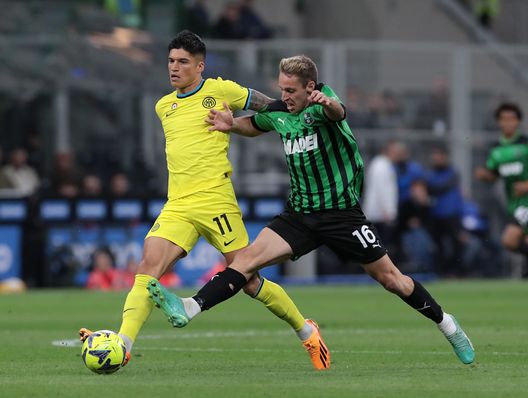 MILAN, ITALY - MAY 13: Joaquin Correa of FC Internazionale, in action, battles for the ball with Davide Frattesi of US Sassuolo during the Serie A match between FC Internazionale and US Sassuolo at Stadio Giuseppe Meazza on May 13, 2023 in Milan, Italy. (Photo by Emilio Andreoli - Inter/Inter via Getty Images) Inter, come gioca il Sassuolo di Grosso? Risultati e probabile formazione- immagine 2