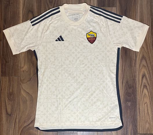 Roma, le anticipazioni sulla maglia da trasferta 23/24: torna lo stemma del club- immagine 2