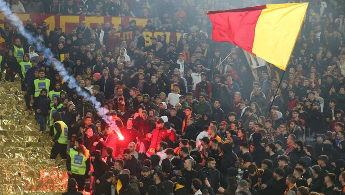 ROME, ITALY - NOVEMBER 12: A flair is seen in the stands prior to the Serie A TIM match between SS Lazio and AS Roma at Stadio Olimpico on November 12, 2023 in Rome, Italy. (Photo by Paolo Bruno/Getty Images) Tensione, petardi e sfottò: ferito un laziale - immagine 1