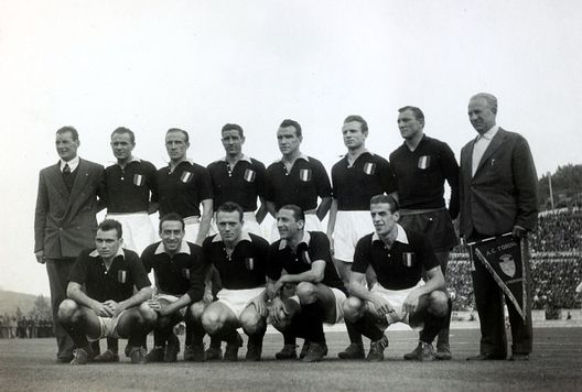 I giocatori del Grande Torino (Photo by Bob Thomas/Popperfoto via Getty Images/Getty Images) 4 maggio 1949, l’aereo del Grande Torino si schianta a Superga: calcio in lutto- immagine 2
