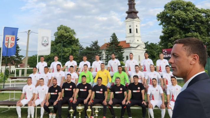 Matic torna nel suo villaggio in Serbia: in giacca e cravatta con il fratello - immagine 1