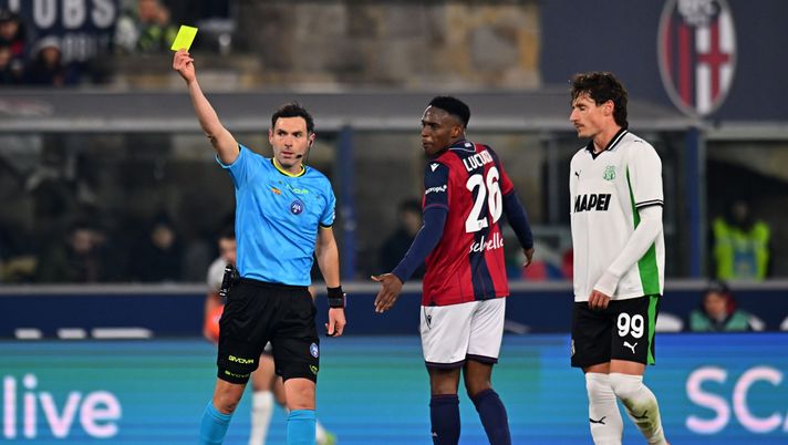 BOLOGNA, ITALY - DECEMBER 28: Referee Juan Luca Sacchi shows the yellow card to Federico Ravaglia of Bologna FC during the Serie A match between Bologna FC 1909 and US Sassuolo Calcio at Renato Dall'Ara Stadium on December 28, 2025 in Bologna, Italy. (Photo by Alessandro Sabattini/Getty Images) Bologna-Sassuolo, la moviola: direzione regolare per Sacchi - immagine 1