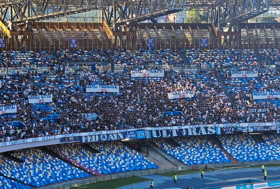 La Curva B ha esposto alcuni striscioni con i risultati horror della stagione del Napoli
