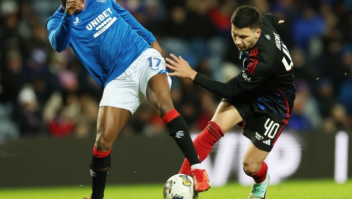 GLASGOW, SCOZIA - 16 GENNAIO: Il rabbino Matondo dei Rangers sfida Roony Bardghji del Copenaghen durante l'amichevole tra Rangers e FC Copenaghen allo stadio Ibrox il 16 gennaio 2024 a Glasgow, Scozia. (Foto di Ian MacNicol/Getty Images) Roony Bardghji Barcellona