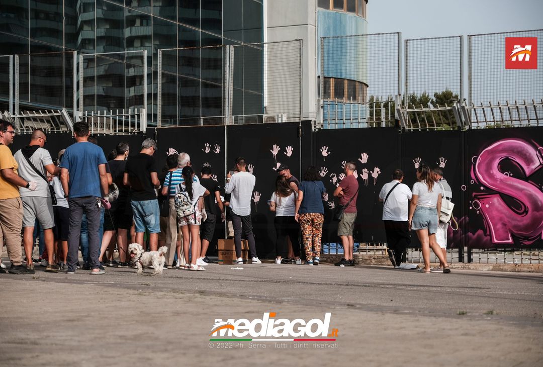 FOTO Palermo, le impronte rosa sul murales del ‘Renzo Barbera’ (Gallery) - immagine 27