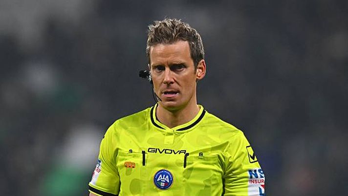 SASSUOLO, ITALY - FEBRUARY 08: Referee Daniele Chiffi during the Serie A match between US Sassuolo Calcio and FC Internazionale at Mapei Stadium Citta del Tricolore on February 08, 2026 in Sassuolo, Italy. (Photo by Alessandro Sabattini/Getty Images) Serie A, le designazioni arbitrali: c’è Chiffi per Verona-Milan. Ecco i precedenti con il Diavolo - immagine 1