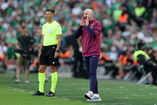 Inghilterra, il ct Carsley non canta l’inno contro l’Irlanda: i tifosi chiedono l’esonero- immagine 2