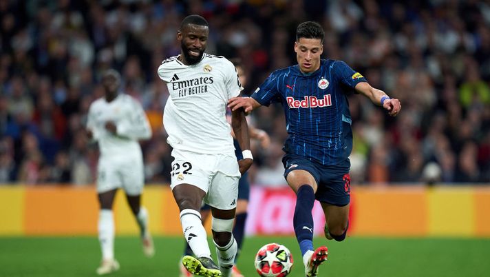 MADRID, SPAIN - JANUARY 22: Antonio Rudiger of Real Madrid battles for possession with Adam Daghim of FC Salzburg during the UEFA Champions League 2024/25 League Phase MD7 match between Real Madrid C.F. and FC Salzburg at Estadio Santiago Bernabeu on January 22, 2025 in Madrid, Spain. (Photo by Angel Martinez/Getty Images) Salisburgo-Real Madrid, dove vedere la partita in diretta tv e streaming live - immagine 1
