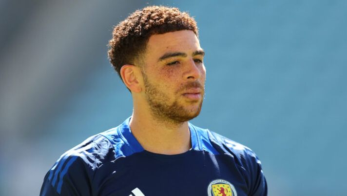 FARO, PORTUGAL - JUNE 03: Che Adams of Scotland looks on during the warm up prior to the international friendly match between Gibraltar and Scotland at Estadio Algarve on June 03, 2024 in Faro, Portugal. (Photo by Fran Santiago/Getty Images) Torino, arriva la firma di Adams: attesa per l’annuncio ufficiale. I dettagli - immagine 1