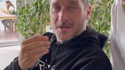 VIDEO – Lo chef porta la pizza napoletana, Totti lo bacchetta: “Jamme? No, annamo”