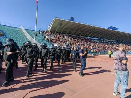 Derby di Sofia, lancio di razzi dentro lo stadio: panico, i genitori con figli scappano…- immagine 3