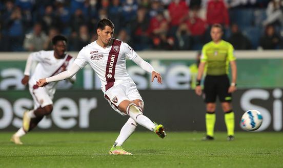 BERGAMO, ITALY - APRIL 27: Sasa Lukic of Torino FC scores their team's third goal from the penalty spot during the Serie A match between Atalanta BC and Torino FC at Gewiss Stadium on April 27, 2022 in Bergamo, Italy. (Photo by Emilio Andreoli/Getty Images) Lukic infallibile dal dischetto: Toro, ecco lo specialista del post-Belotti- immagine 2
