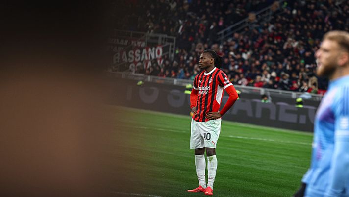 MILAN, ITALY - NOVEMBER 23: Rafael Leao of AC Milan shows his dejection during the Serie A match between AC Milan and Juventus at Stadio Giuseppe Meazza on November 23, 2024 in Milan, Italy. (Photo by Giuseppe Cottini/AC Milan via Getty Images) THE DEVIL INSIDE – La coperta corta di Fonseca - immagine 1