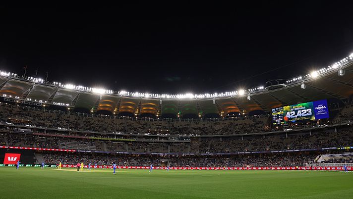 PERTH, AUSTRALIA - OCTOBER 19: The match game attendance figure is displayed during game one of the One Day International series between Australia and India at Perth Stadium on October 19, 2025 in Perth, Australia. (Photo by Paul Kane/Getty Images)  Pressioni e ripensamenti: Perth sempre più a rischio