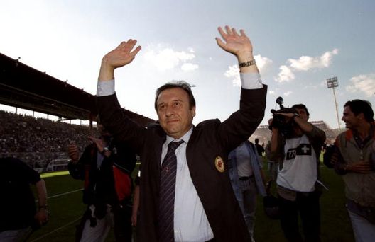 Alberto Zaccheroni, allenatore del Milan, festeggia la vittoria dopo la partita di Serie A contro il Perugia allo Stadio Renato Curi di Perugia. La partita si concluse con una vittoria per 1-2 per il Milan, che si aggiudicò il titolo di campione Silvio Berlusconi, gli anni d’oro del Milan e la Serie A col Monza- immagine 4