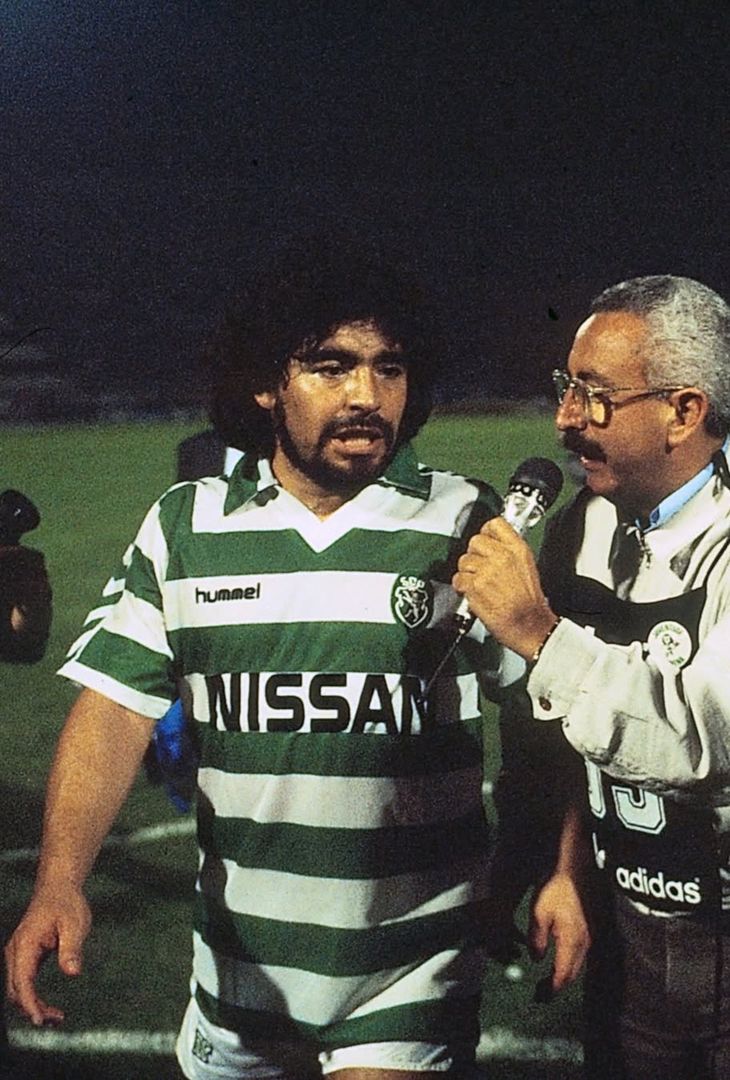 Il Napoli e lo Sporting presentano il match di domani sera con alcune foto da brividi raffiguranti Diego Maradona nell'ultimo scontro tra le due compagini nel 1989.