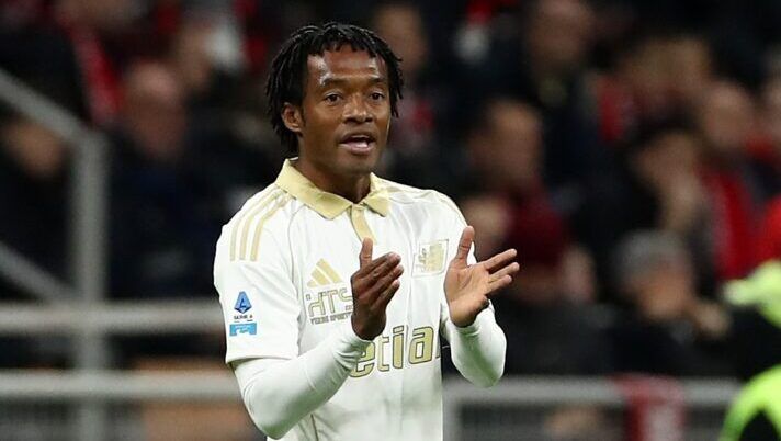 MILAN, ITALY - OCTOBER 24: Juan Cuadrado of Pisa SC celebrates scoring his team's first goal during the Serie A match between AC Milan and Pisa SC at Giuseppe Meazza Stadium on October 24, 2025 in Milan, Italy. (Photo by Marco Luzzani/Getty Images) Pisa, Cuadrado ci prova: le novità sull’infortunio verso il Sassuolo. Chi sostituirà Akinsanmiro - immagine 1