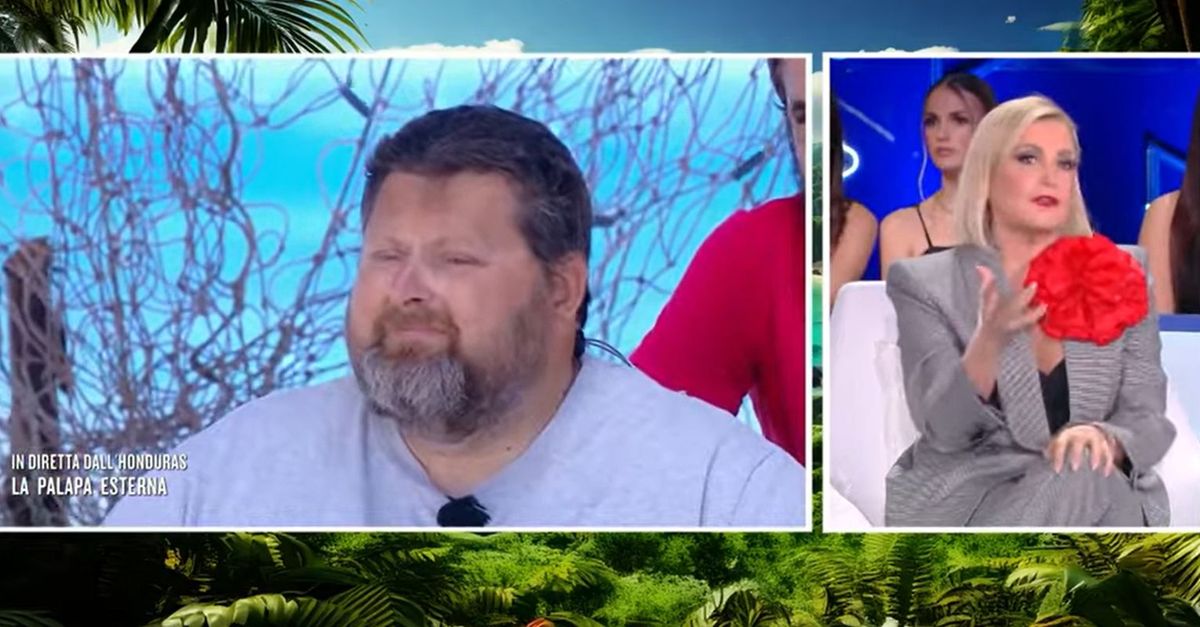 Isola dei Famosi, Simona Ventura attacca Adinolfi: “La mia è una famiglia vera” Isola dei Famosi, Simona Ventura attacca Adinolfi: “La mia è una famiglia vera”