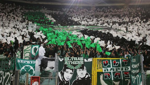 ROMA - 25 FEBBRAIO: I tifosi del Panathinaikos sostengono la squadra. (Foto di Paolo Bruno/Getty Images) Panathinaikos-Olympiakos: le coreografie più belle degli Eterni Nemici- immagine 3