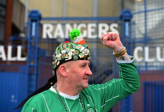 GLASGOW, SCOZIA - 31 DICEMBRE: Un tifoso del Celtic attende fuori dall'Ibrox Stadium l'inizio dell'Old Firm il 31 dicembre 2016 a Glasgow, Scozia. (Foto di Mark Runnacles/Getty Images) Rangers-Celtic, Pana-Olympiakos: due tra le rivalità più accese d’Europa- immagine 2