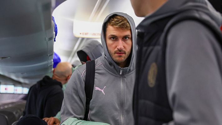 MILAN, ITALY - FEBRUARY 11: Santiago Gimenez of AC Milan boards an aeroplane plane as the team travels to Rotterdam, Netherlands for the UEFA Champions League 2024/25 League Knockout Play-off First Leg on February 11, 2025 in Milan, Italy. (Photo by Giuseppe Cottini/AC Milan via Getty Images)  feyenoord-milan-dichiarazioni-gimenez-de-kuip-diretta-live-risultato-champions-league