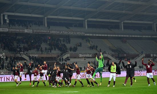 TURIN, ITALY - DECEMBER 19: Players of Torino FC celebrate their sides victory following the Serie A match between Torino FC and Hellas Verona FC at Stadio Olimpico di Torino on December 19, 2021 in Turin, Italy. (Photo by Valerio Pennicino/Getty Images)