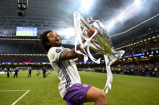 Cardiff, Galles - 3 giugno 2017: Marcelo col trofeo della Champions League. (Foto di Laurence Griffiths/Getty Images) Real Madrid-Juventus, 3 giugno 2017: le emozioni della finale di Champions League- immagine 3