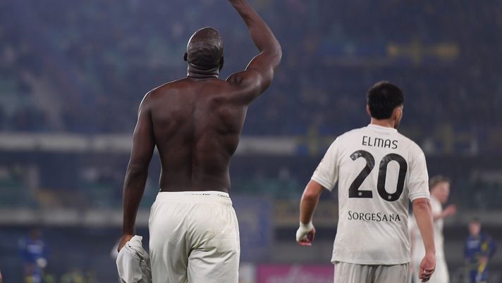 VERONA, ITALY - FEBRUARY 28: Romelu Lukaku of SSC Napoli celebrates after scoring his team second goal during the Serie A match between Hellas Verona FC and SSC Napoli at Stadio Marcantonio Bentegodi on February 28, 2026 in Verona, Italy. (Photo by Alessandro Sabattini/Getty Images) Lukaku si sente in debito col Napoli, patto di ferro con Conte: il retroscena – Rep - immagine 1