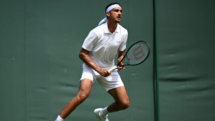 LONDON, ENGLAND - JULY 01: Lorenzo Sonego of Italy prepares to receive a shot against Jaime Faria of Portugal during the Gentlemen's Singles first round match on day two of The Championships Wimbledon 2025 at All England Lawn Tennis and Croquet Club on July 01, 2025 in London, England. (Photo by Mike Hewitt/Getty Images) Wimbledon, secondo turno: c’è Sonego-Basilashvili. Un precedente olimpico - immagine 1