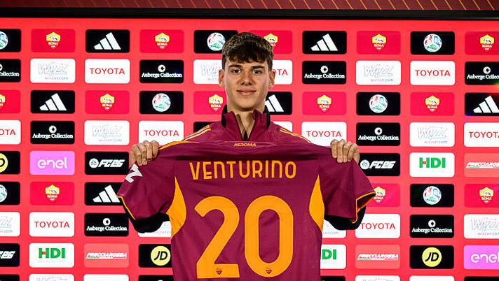 ROME, ITALY - JANUARY 24: AS Roma new signing Lorenzo Venturino poses with his new jersey after signing a contract for the club at Centro Sportivo Fulvio Bernardini on January 24, 2026 in Rome, Italy. (Photo by Fabio Rossi/AS Roma via Getty Images) UFFICIALE – Venturino è un nuovo calciatore della Roma: il comunicato ufficiale - immagine 1