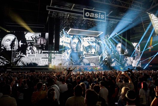 Gli Oasis durante la serata di apertura del loro Live 25' Tour. Principality Stadium il 4 luglio 2025 a Cardiff, Galles. (Foto di Gareth Cattermole/Getty Images) Com’era la Premier League l’ultima volta che gli Oasis hanno suonato a Manchester?- immagine 2