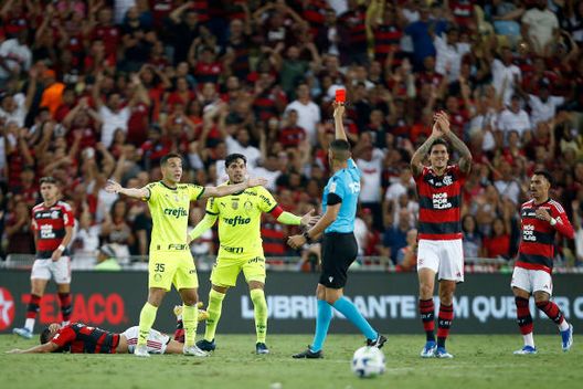 RIO DE JANEIRO, BRAZIL - NOVEMBER 8: Gustavo Gomez of Palmeiras receives red card during the match between Flamengo and Palmeiras as part of Brasileirao 2023 at Maracana Stadium on November 8, 2023 in Rio de Janeiro, Brazil. (Photo by Wagner Meier/Getty Images)